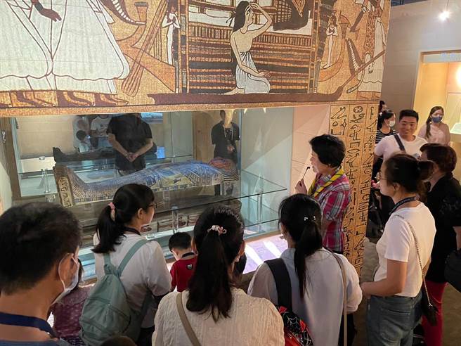 藉由活動讓新住民及其子女探究人型棺柩及木乃伊。（移民署提供）