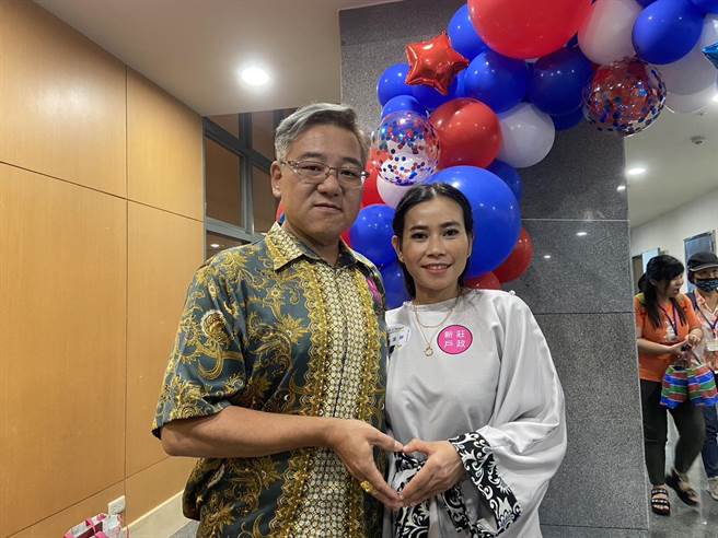 来自印尼的厨艺高手傅温蒂说，她因常寄送国际货运与先生相识结婚，先生还为她辞掉高薪工作在新庄开起印尼小吃店。(柯毓庭摄)