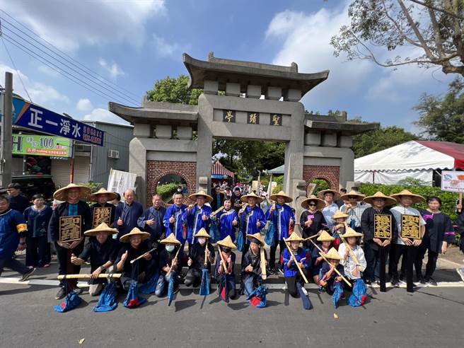 桃园市客家局与龙潭导览协会共同合作，在市定古蹟龙潭圣蹟亭举办「2023桃园送圣蹟」祭典。（吕筱蝉摄）