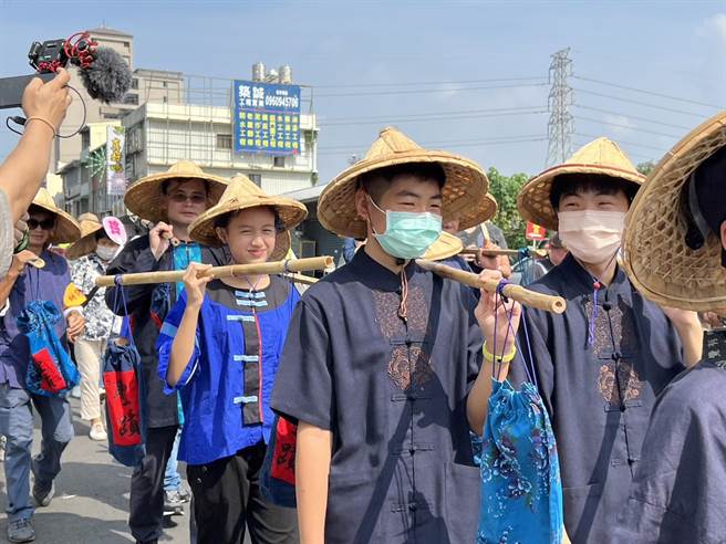 桃园市客家局与龙潭导览协会共同合作，在市定古蹟龙潭圣蹟亭举办「2023桃园送圣蹟」祭典。（吕筱蝉摄）