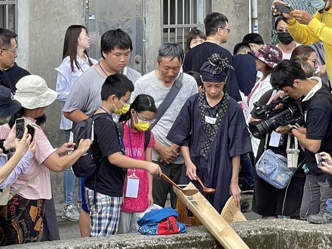 桃园市客家局与龙潭导览协会共同合作，在市定古蹟龙潭圣蹟亭举办「2023桃园送圣蹟」祭典。（吕筱蝉摄）