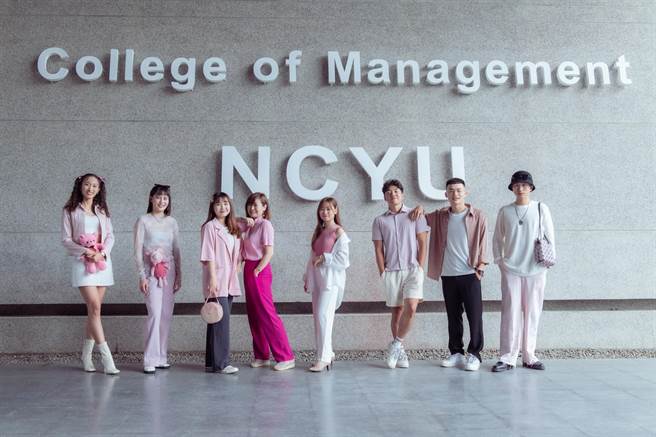 嘉义市政府观新处长张婉芬与嘉义大学学生示范红粉色系时尚穿搭。（嘉义市政府提供／廖素慧嘉市传真）