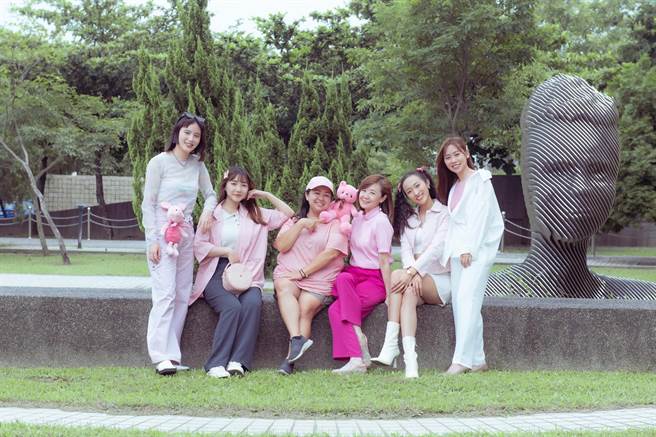 嘉义市光织影舞主视觉粉色系，嘉义大学学生展示红粉色系时尚穿搭。（嘉义市政府提供／廖素慧嘉市传真）