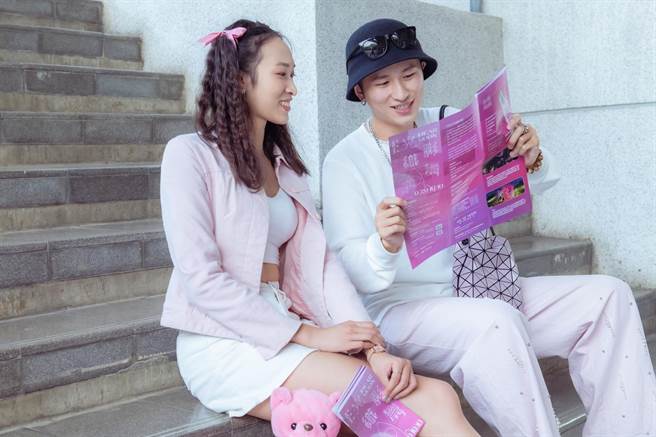 嘉义大学学生用平价衣饰穿搭出红粉色系时尚。（嘉义市政府提供／廖素慧嘉市传真）