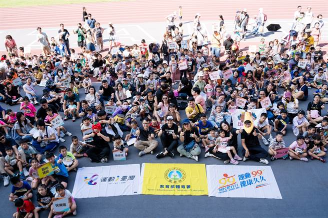 「2023新北市儿童田径联赛」昨(16)日在板桥第一运动场举办市锦赛，共有400位小选手组队参赛。图／新北市体育处提供