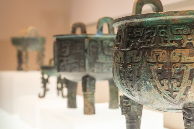 大陆考古学家在商朝王都遗址「殷墟」中出土一个刻有「神秘笑脸」的青铜器，研究后发现这个符号其实代表的是人名。(示意图/达志影像)