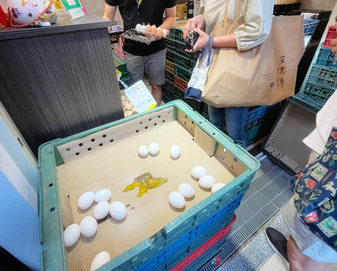 农业部日前公布进口蛋去向不明，造成民眾人心惶惶，图为17日民眾到蛋行及超市选购的情形。（邓博仁摄）