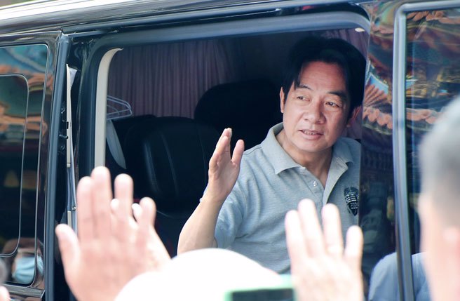 民进党总统参选人赖清德（中）17日赴松山慈佑宫参拜，在当地人士的陪同下，向妈祖上香祈福，离去时对媒体的提问没有做出回应。 （郑任南摄）