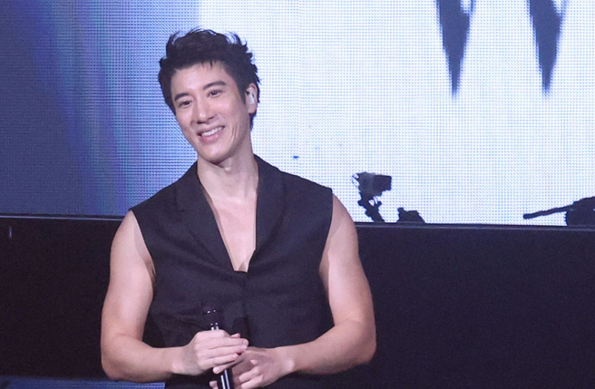 王力宏和新加坡前外交部长杨荣文一家人聚餐。（图／中时资料照）