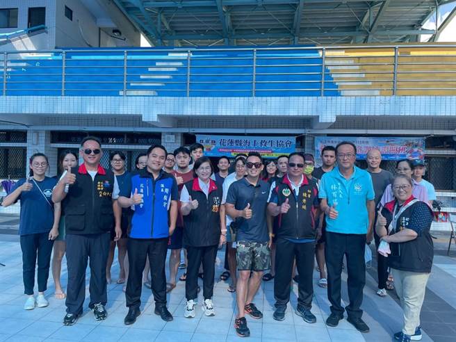 花莲县万荣乡公所与中华民国海上救生协会合作，开办救生员合格训练课程，培育20名水上救生人才，确保日后乡内水域活动安全外，也希望能藉此带动乡内观光产业发展。（万荣乡公所提供／罗亦晽花莲传真）