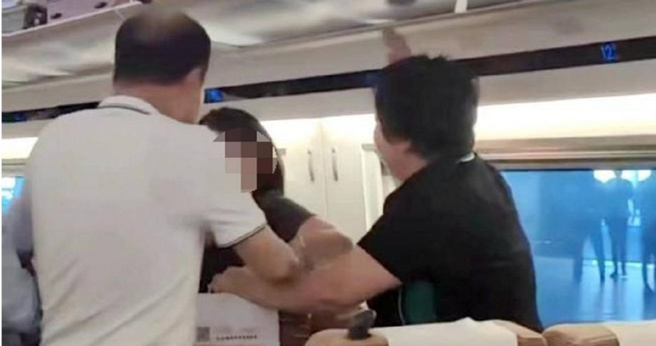 大陆一名女子搭乘高铁时因「拒绝换座位」，竟被对方一家3口暴力殴打了10分钟。（图／翻摄自微博）