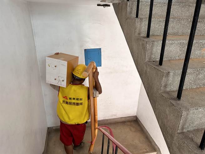 塌陷户第4度返家取物，基泰建设配合派出搬家公司协助。（台北市都发局提供／刘彦宜台北传真）