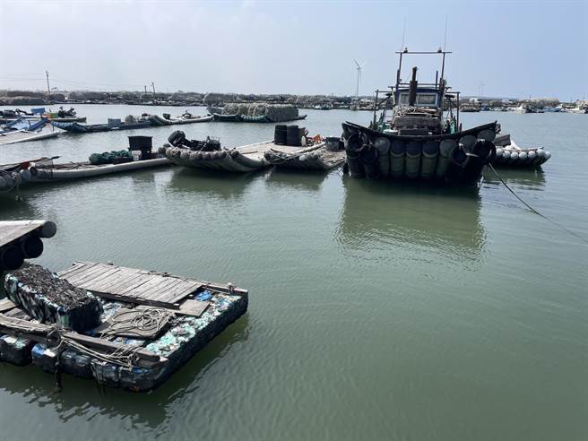 云林县口湖乡萡子寮渔港淤积严重衍生诸多问题，包括海水倒灌、无法顺利进出渔港等问题，该地又地层下陷严重，无法加高堤防，问题颇棘手。（周丽兰摄）