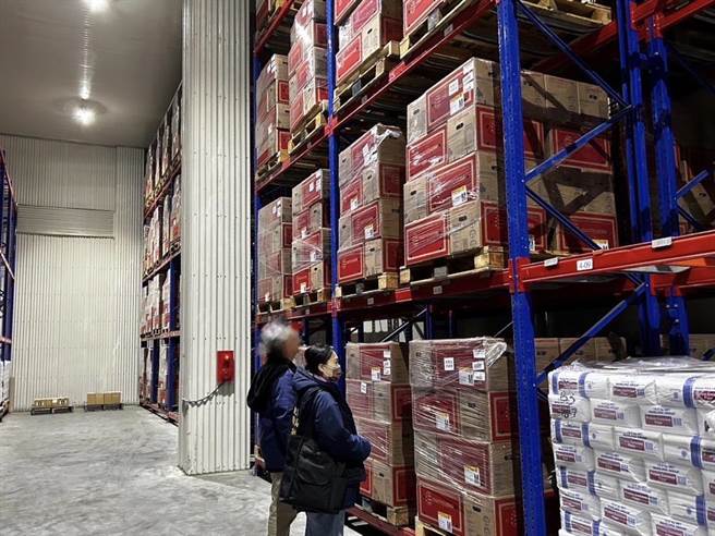 新北市府查核进口蛋，意外查获中央畜产会在辖内承租的仓储堆满逾期蛋，现场仓储人员透露，这些只是｢南部仓储放不下的」。图／新北市卫生局提供