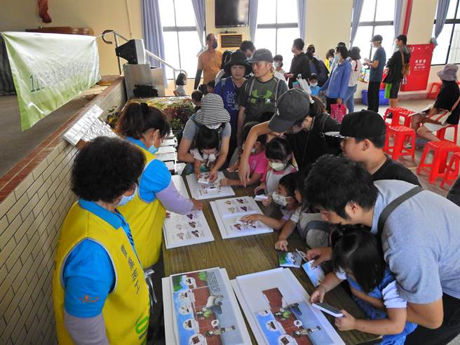 除了挖地瓜体验，农会将甘藷资讯结合闯关，让孩子边玩边学习。（龙井区农会提供／潘虹恩台中传真）