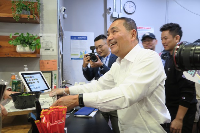 侯友宜访问纽约的台湾餐厅。（图 / 中央社）