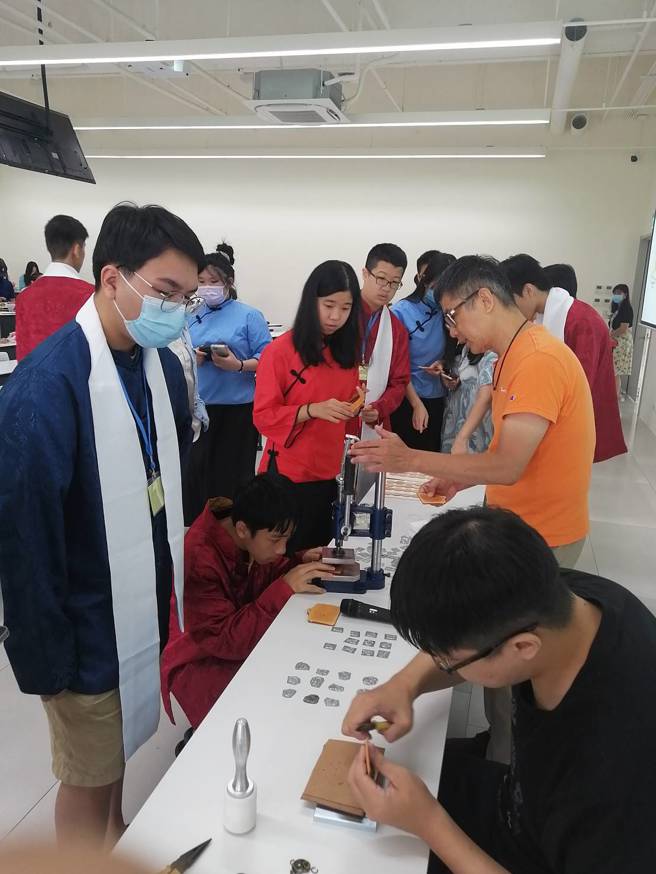 礼生制作专属皮革证件套。(戴志扬翻摄)