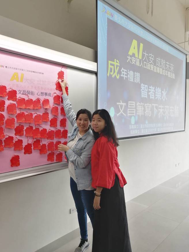 新店高中陈同学，与母亲将祈福心愿高高挂起。(戴志扬翻摄)