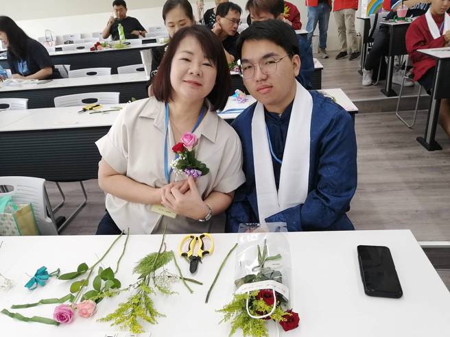 泰国新住民罗小姐，在臺见证儿子成年礼讚。(戴志扬翻摄)