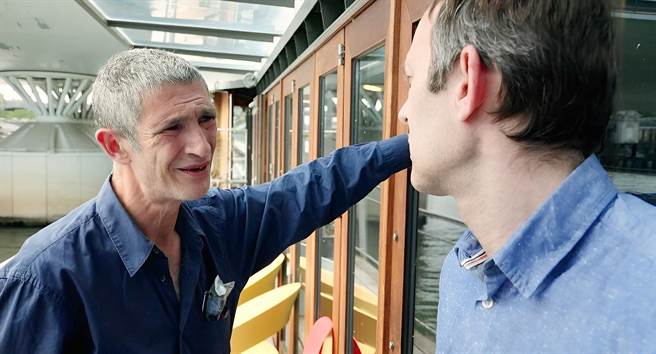 冯索瓦（左）入镜《塞纳河上的船屋》，助电影勇夺金熊奖。（海鹏提供）