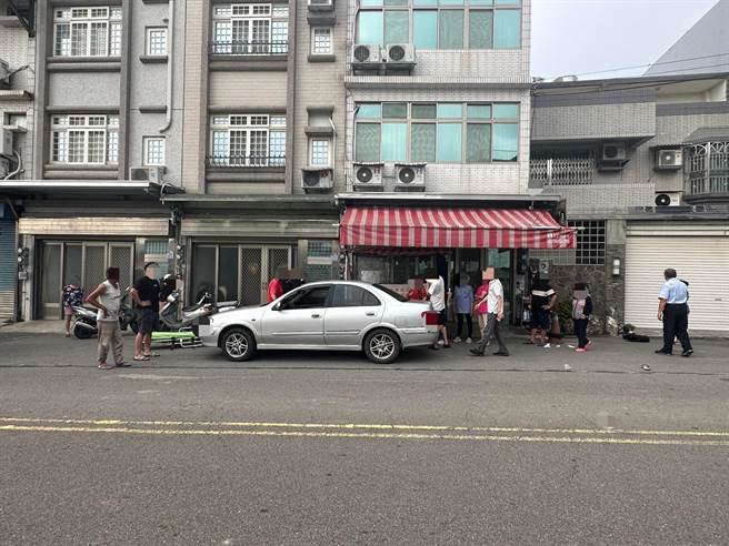 新竹县北埔乡一名前村长过马路时，遭到一辆不明原因车头转向的轿车撞上。（竹东分局提供／邱立雅竹县传真）