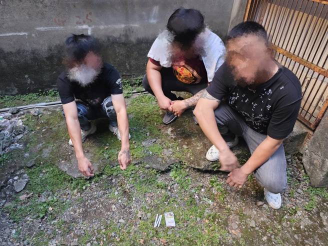 警方在巷子里查获3名来自花莲的轿班人员，当场查扣3根k菸。（警方提供）