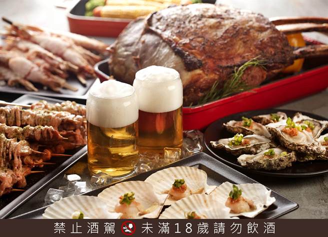 中秋高空烧烤飨宴活动供应烧烤美味无限畅飨及啤酒、调酒等无限畅饮，成人每位优惠价1780元。(台北国泰万怡酒店提供)