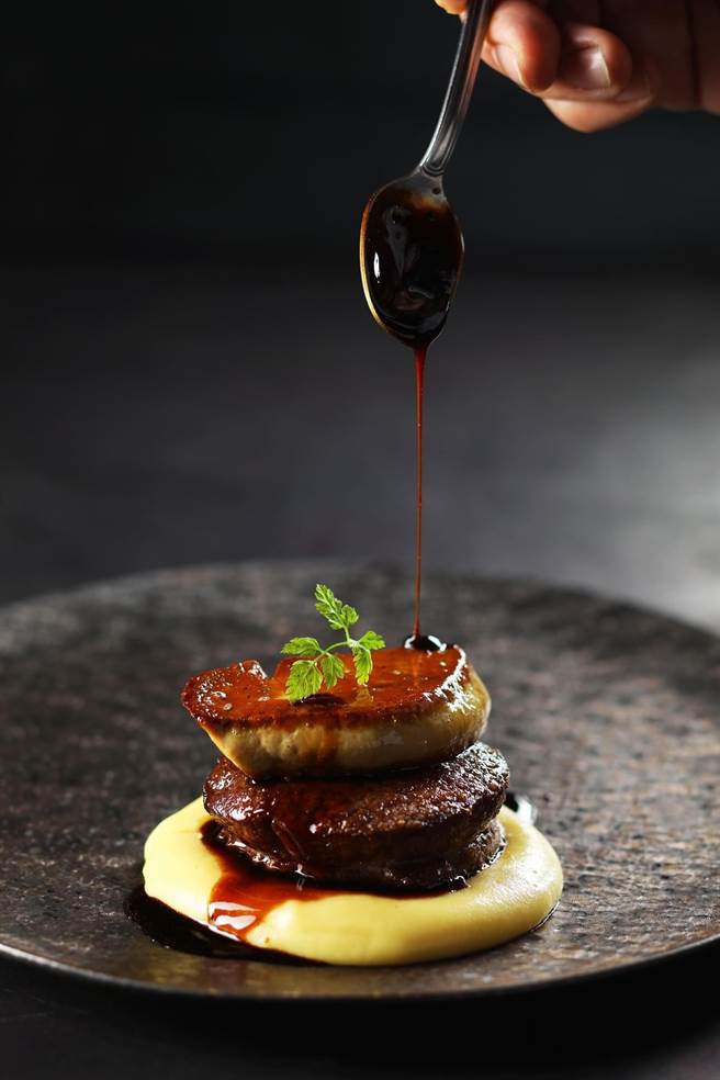 欢庆中秋，巴赛丽厅La Brasserie精选受欢迎的7道法式名菜升级套餐不加价，每道现省990元。(台北亚都丽致大饭店提供)