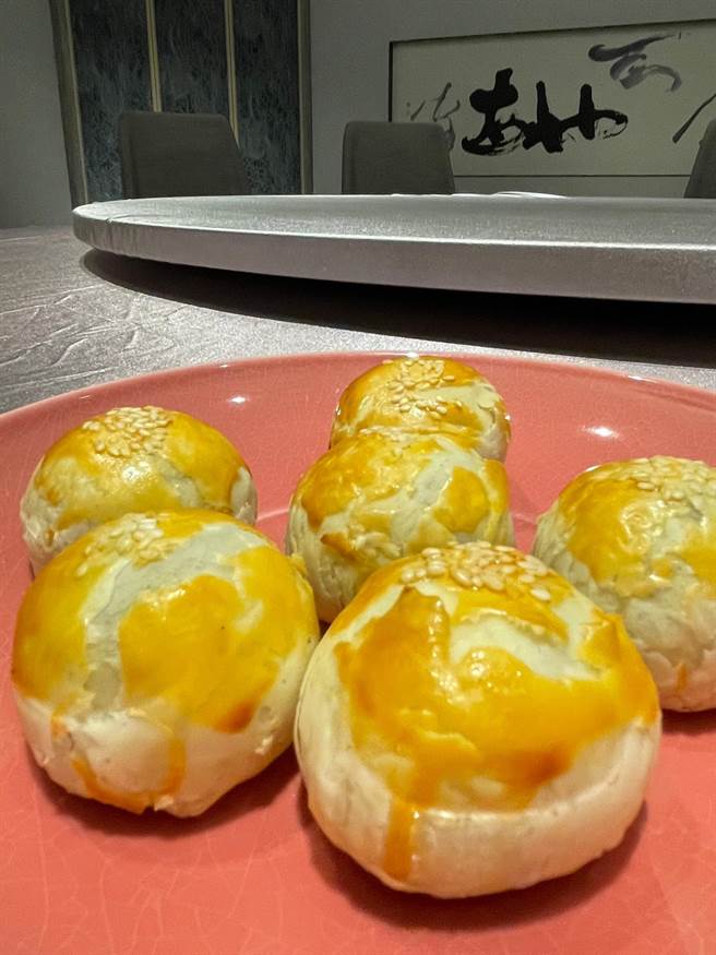 米其林一星餐厅「天香楼」中秋活动惊喜藏酥饼，酥饼内藏惊喜纸条，幸运者可获赠万元住宿券。(台北亚都丽致大饭店提供)