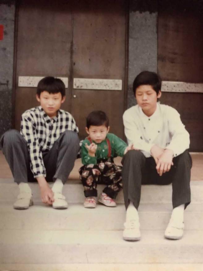 草爺（中）是3兄弟之中，年紀最小的。（草爺提供）