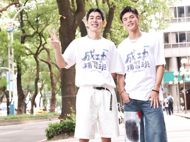 詹怀云（左起）、邱以太出席电影《成功补习班》电影活动，担纲一日店长。（陈俊吉摄）