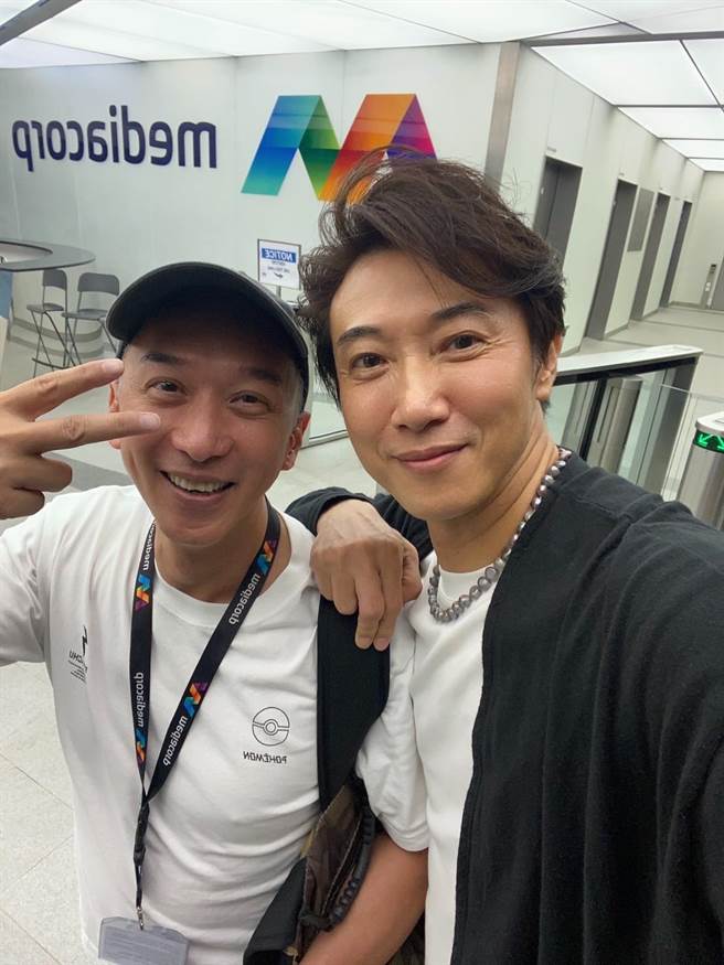 陈鸿（左）觉得蔡荣祖（左）变得更加帅气。（陈鸿提供）