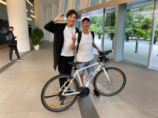 蔡荣祖（右）骑脚踏车通勤，变成名符其实的脚踏车少年。（陈鸿提供）