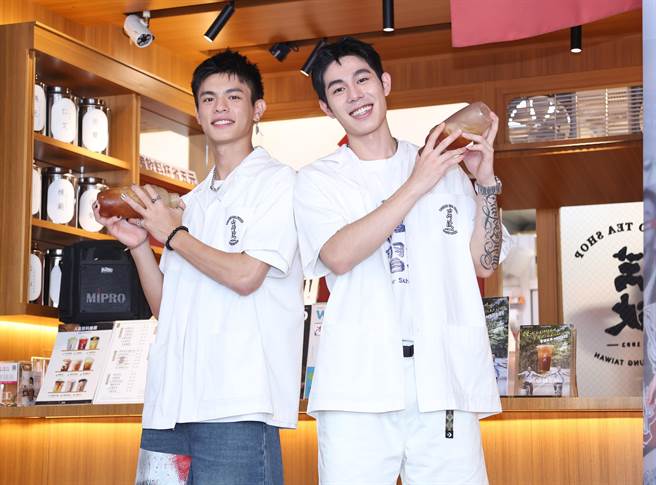 邱以太（左起）、詹怀云出席电影《成功补习班》电影活动，担纲一日店长。（陈俊吉摄）