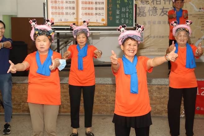 嘉义县鹿草乡西井社区长辈配合四句联手舞足蹈。（嘉义县政府提供／廖素慧嘉县传真）