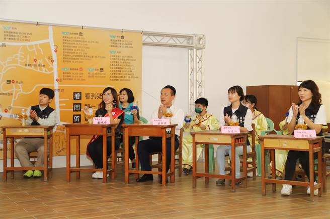 嘉义县长翁章梁与学童观赏鹿草乡西井社区长辈表演。（嘉义县政府提供／廖素慧嘉县传真）