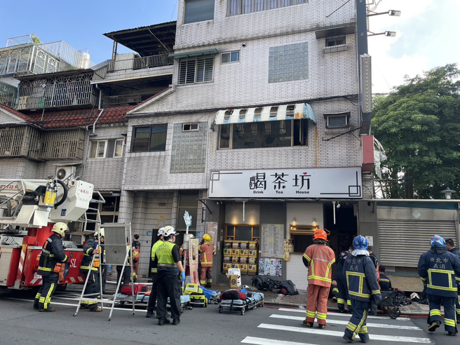 公寓2楼窜出火烟，警消迅速扑庙火势，在4楼楼梯间发现1女意识昏迷、1男右掌烫伤。 （翻摄画面）