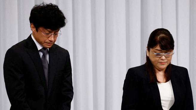 杰尼斯新任社长东山纪之(左)在记者会上承诺会注重受害者的求偿问题。(图／路透社)