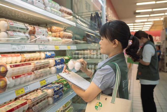 图为新竹市府卫生局进行大卖场的食安稽查。 （资料照片）