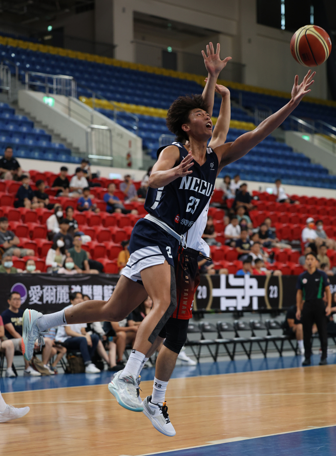 吴志锴（前）赛后充当球队翻译官，帮外籍生波波卡翻译。（中华篮协提供）