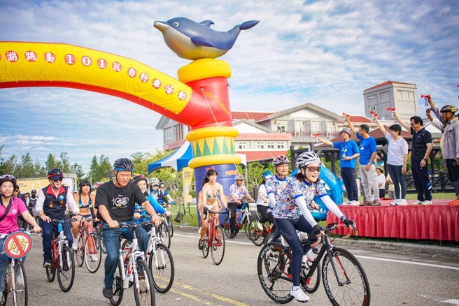 活动代言人三铁赛事好手姚黛玮(右)率先出发。(澎管处提供)