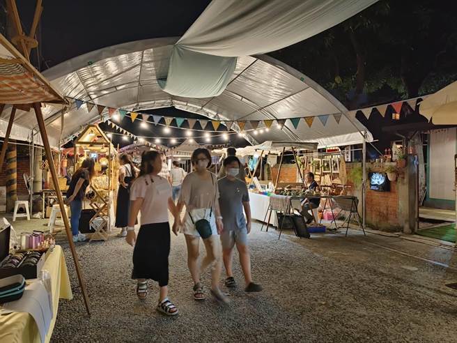 嘉义旧监古蹟文创市集，吸引人潮逛游。（廖素慧摄）