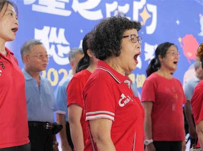 嘉义市「全嘉乐起来」活动培训合唱团上台表演。（嘉义市政府提供／廖素慧嘉市传真）