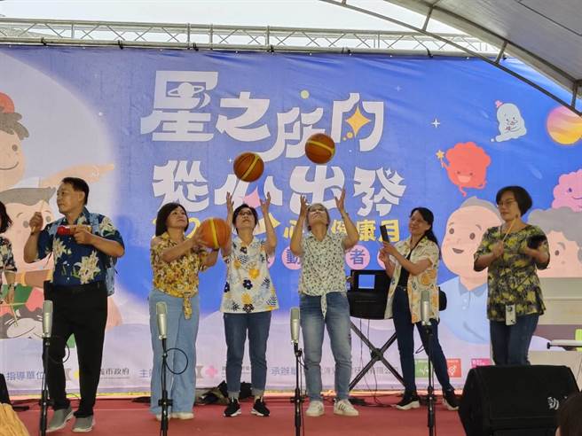 嘉义市「全嘉乐起来」活动培训创意击乐团上台表演。（廖素慧摄）