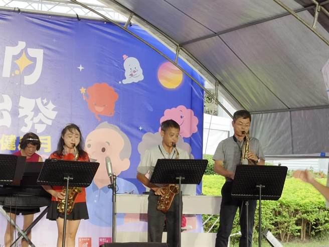 嘉义市「全嘉乐起来」活动培训米克斯乐团上台表演。（廖素慧摄）