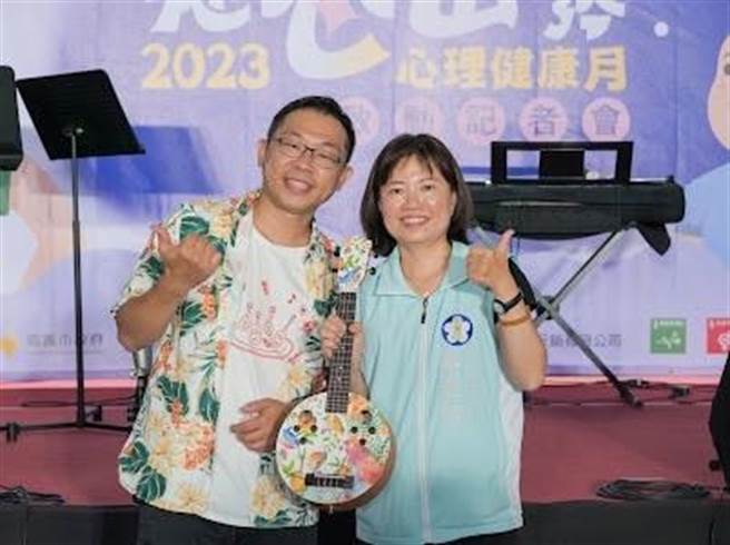嘉义市卫生局长廖育玮为乐团表演加油打气。（廖素慧摄）