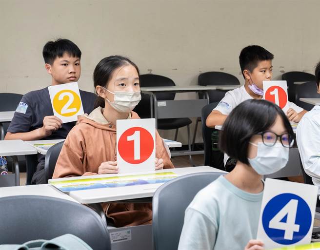 「新北市环境知识竞赛」吸引520名选手参赛，竞赛中选手专注作答。（新北市环保局提供／蔡亚桦新北传真）