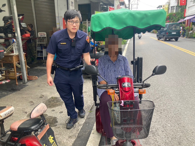 光復分驻所警员顺利帮阿嬷找到电动代步车。（警方提供）