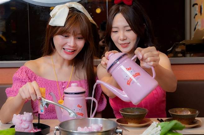 民眾装扮成Hello Kitty用餐，拍照打卡上传到粉丝团指定贴文，有机会拿品牌500元商品卡等好康。(王品集团提供)