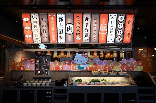 「聚 日式锅物」全台门店打造沉浸式体验，处处可见Hello Kitty超萌模样。(王品集团提供)